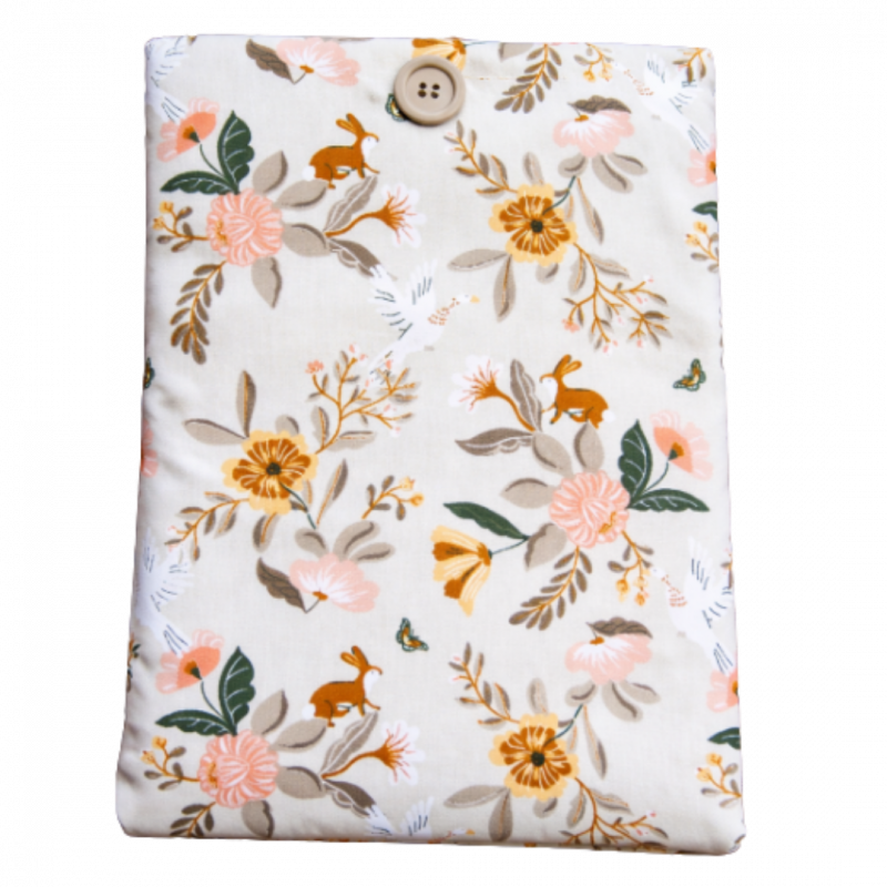 Copertina imbottita conigli uccelli e fiori su sfondo grigio m - 24 x 18 cm