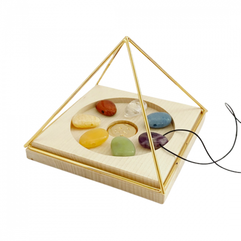 Piramide cheope in ottone e base in acero con cristalli e girocollo 40cm - 13 cm